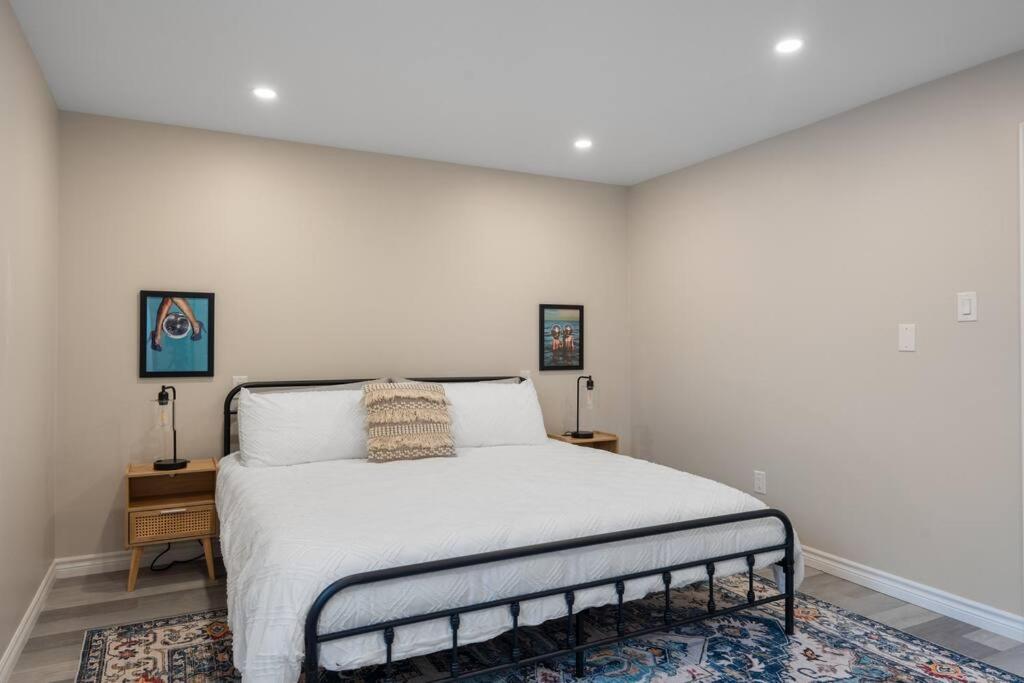 Chic House with King Bed, Walk To Dining and Starbucks