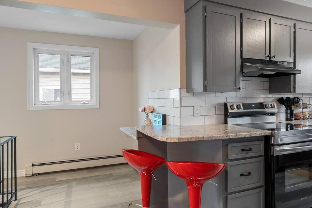 Chic House with King Bed, Walk To Dining and Starbucks