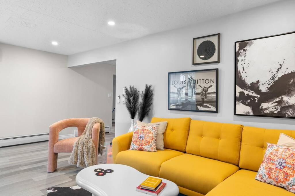 Chic House with King Bed, Walk To Dining and Starbucks