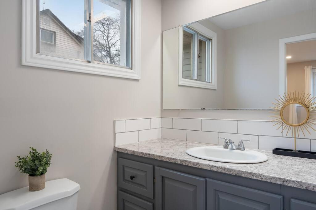 Chic House with King Bed, Walk To Dining and Starbucks