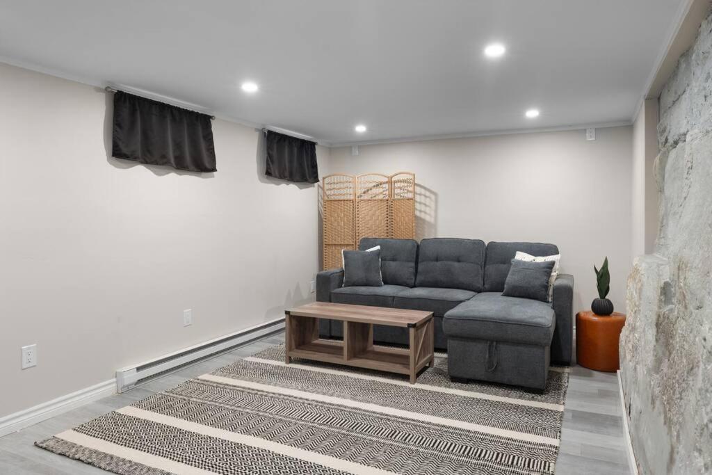 Chic House with King Bed, Walk To Dining and Starbucks