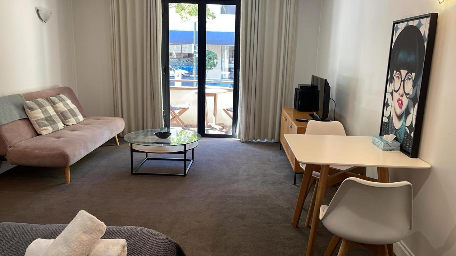 Cosy City Center studio w balcony view 2