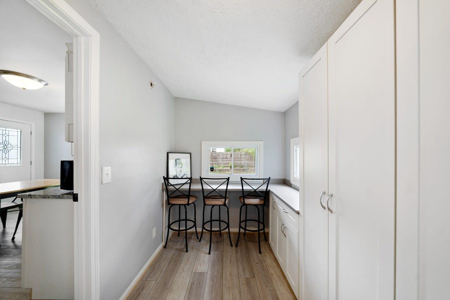 Cozy Home Gateway to City Exploration view 5