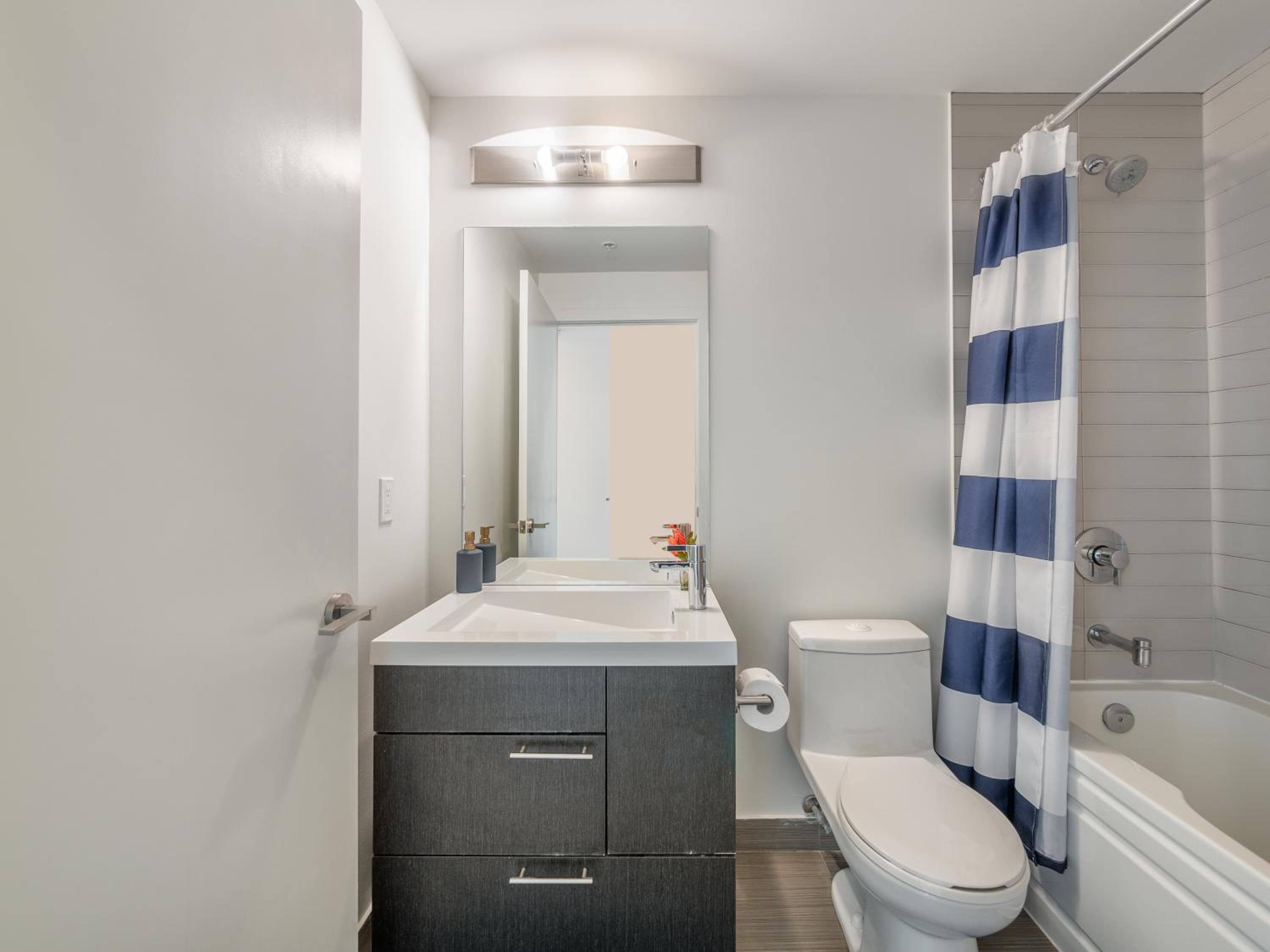 Boutique Vista Two Bedroom Suite - Toronto's Entertainment District