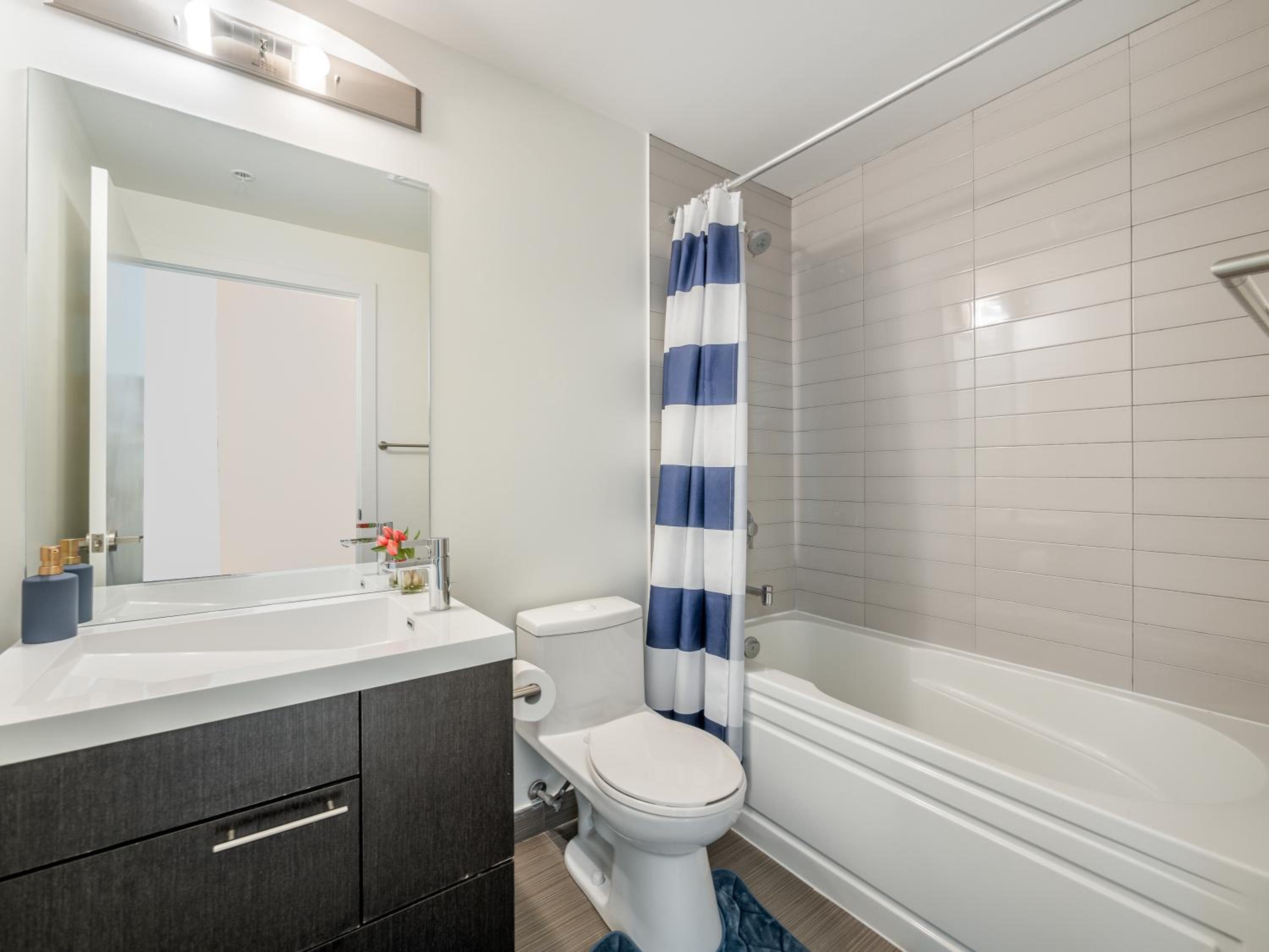 Boutique Vista Two Bedroom Suite - Toronto's Entertainment District
