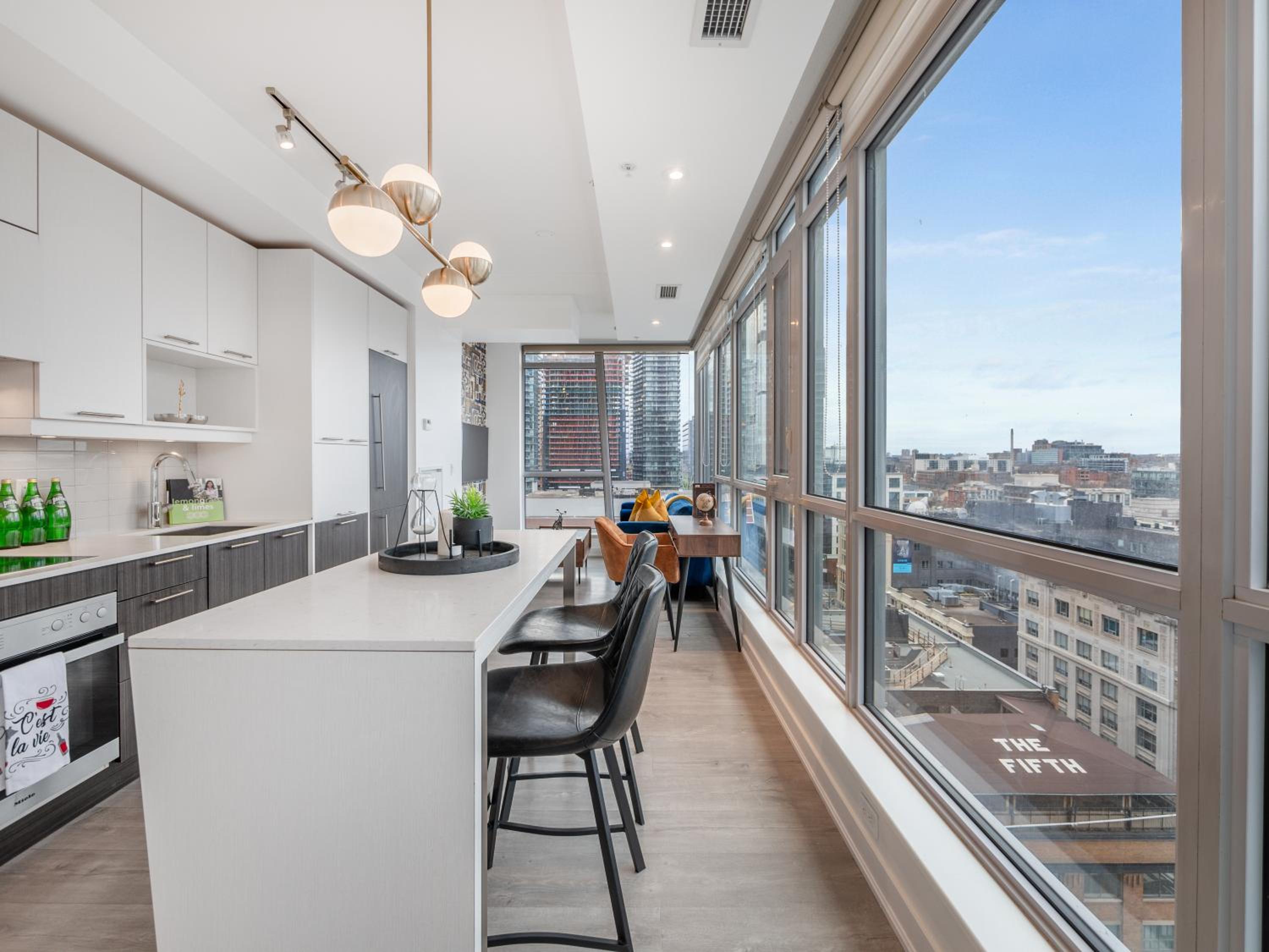 Boutique Vista Two Bedroom Suite - Toronto's Entertainment District
