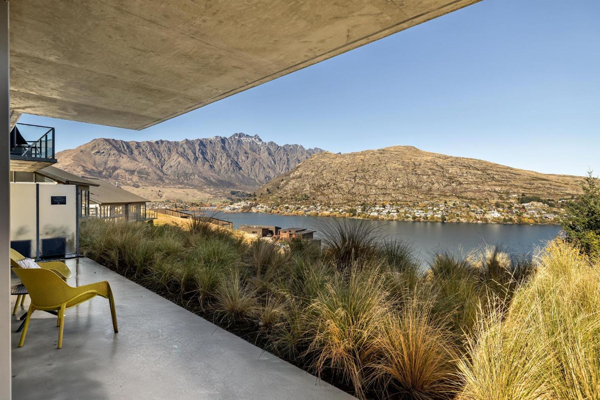 Lakeside Mountain Haven view 3