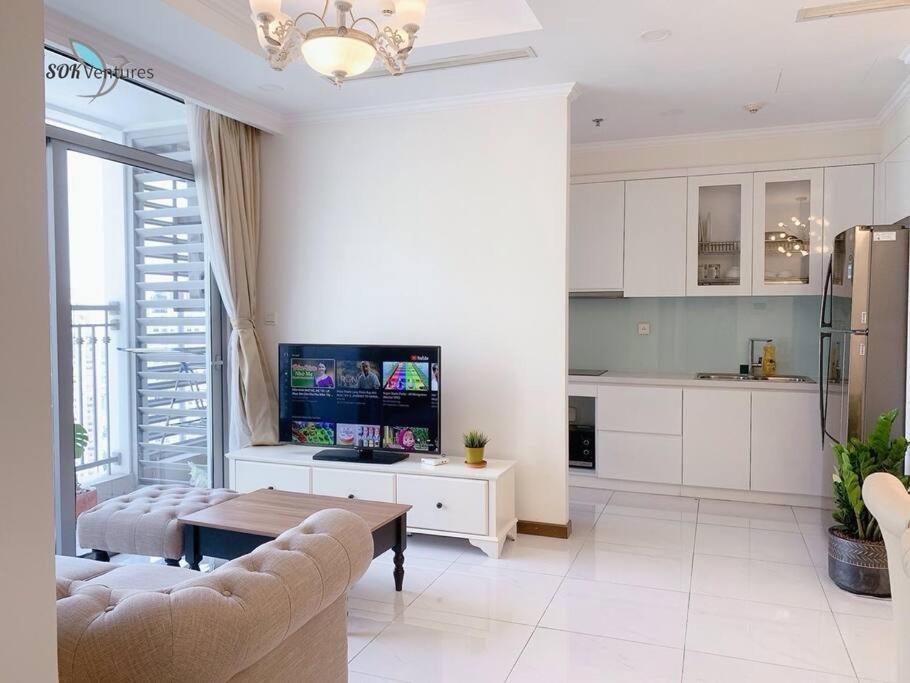 1-bedroom Apartment with Balcony - Landmark + VCP