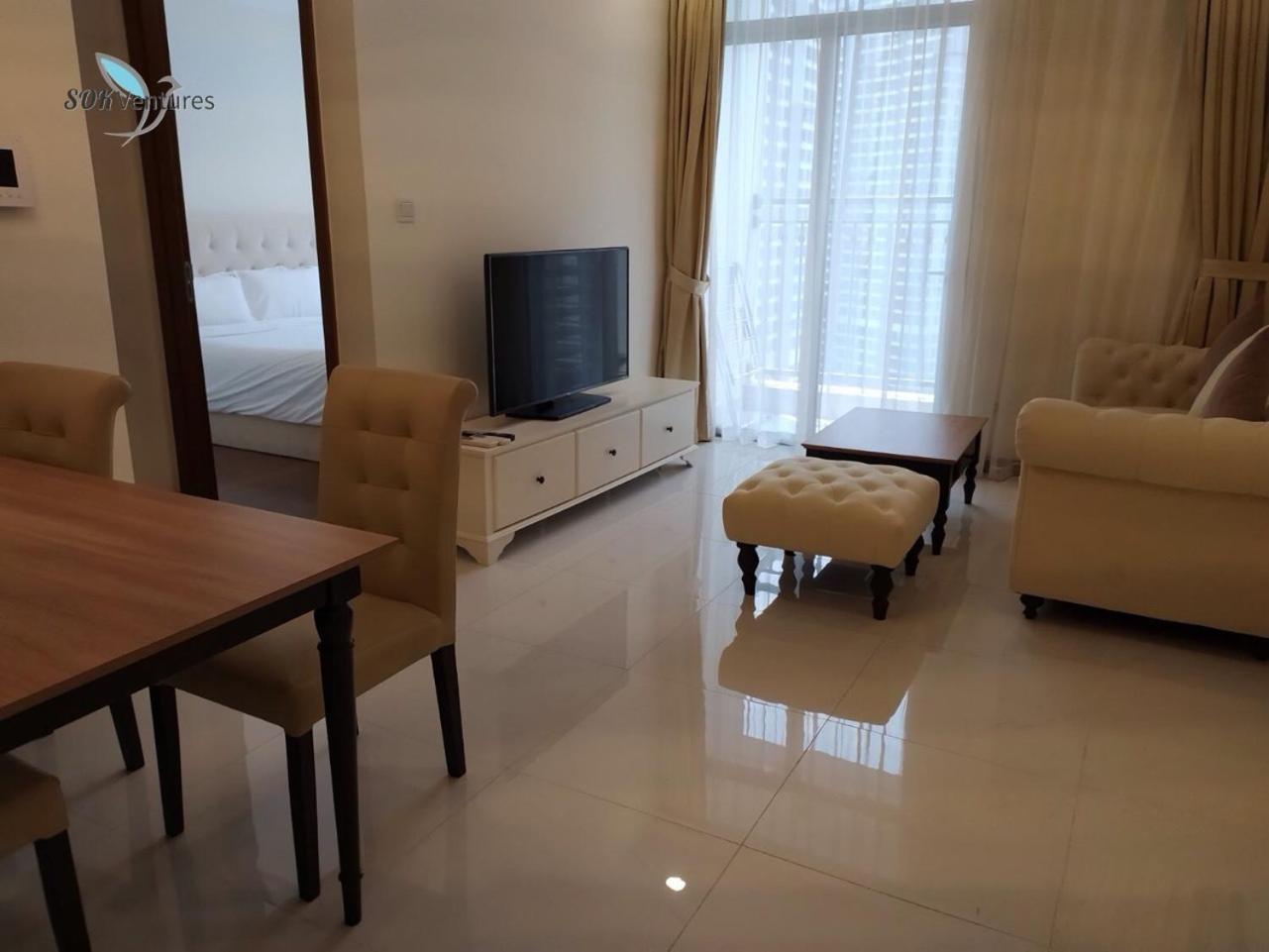 1-bedroom Apartment with Balcony - Landmark + VCP