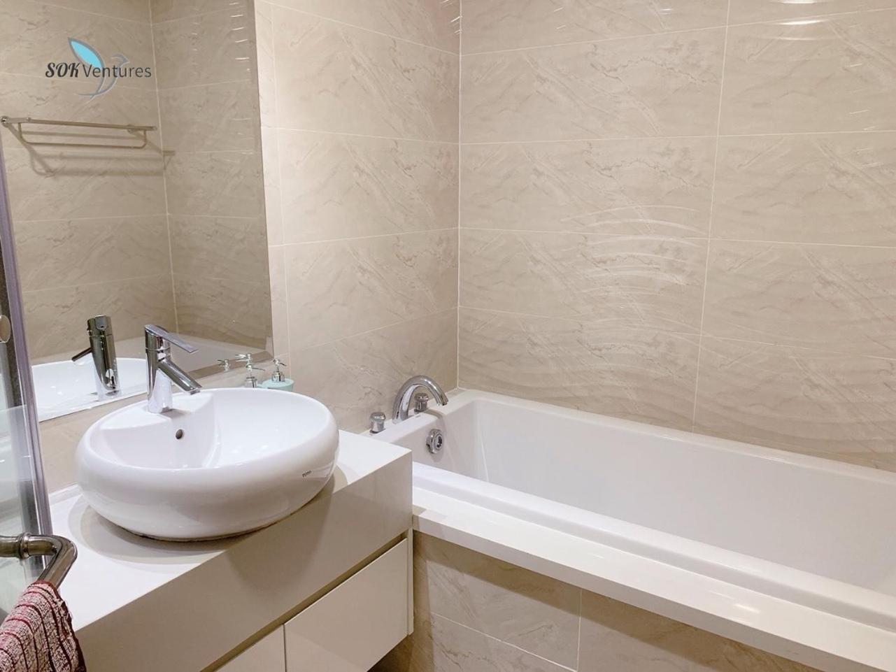 1-bedroom Apartment with Balcony - Landmark + VCP