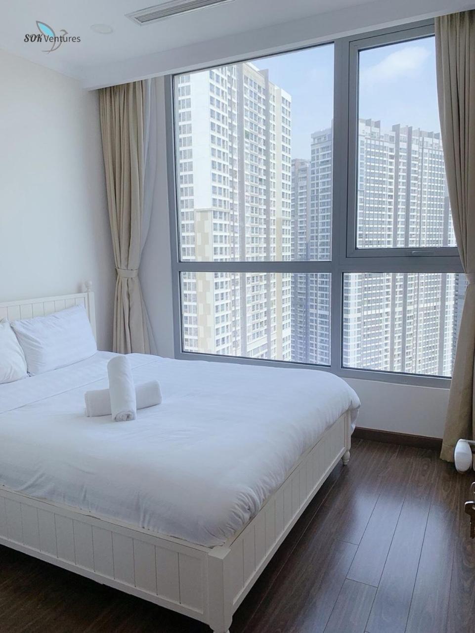1-bedroom Apartment with Balcony - Landmark + VCP
