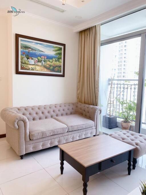 1-bedroom Apartment with Balcony - Landmark + VCP