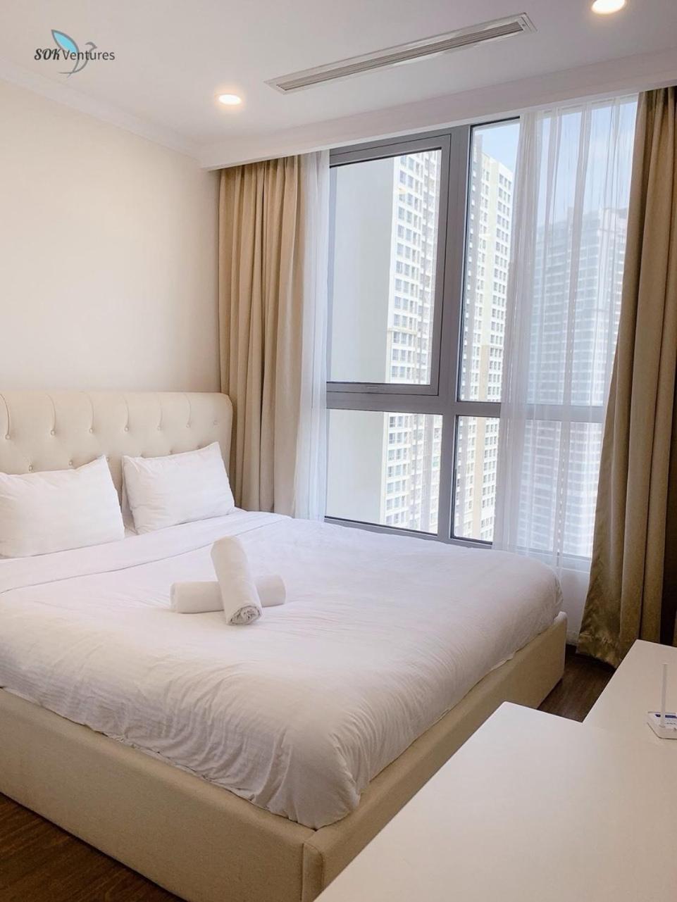 1-bedroom Apartment with Balcony - Landmark + VCP