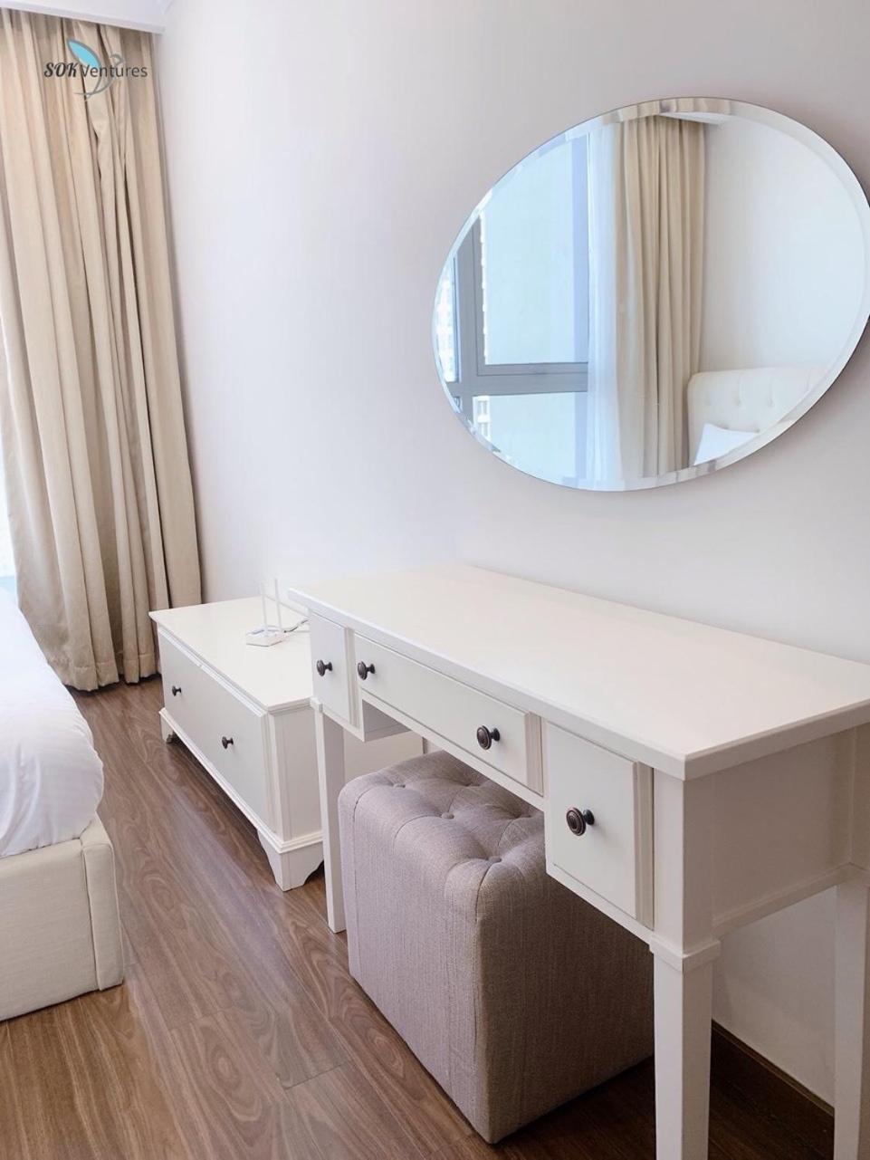 1-bedroom Apartment with Balcony - Landmark + VCP