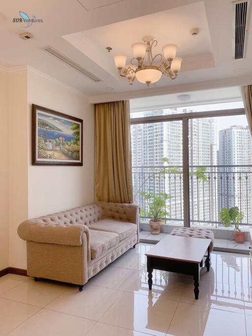 1-bedroom Apartment with Balcony - Landmark + VCP