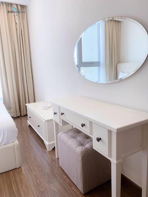 1-bedroom Apartment with Balcony - Landmark + VCP