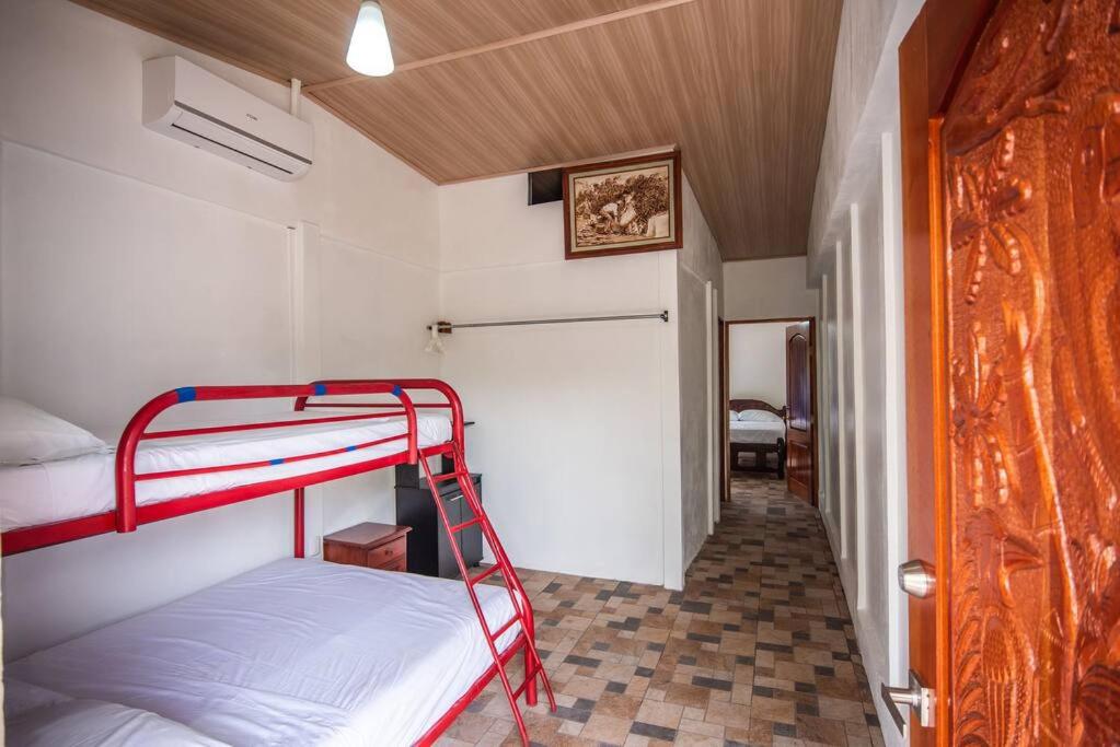 Full house with 2 bedrooms and private pool, 5 guest