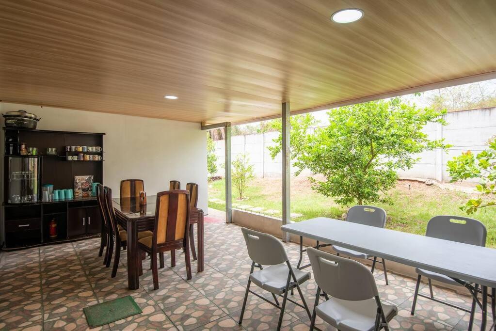 Full house with 2 bedrooms and private pool, 5 guest