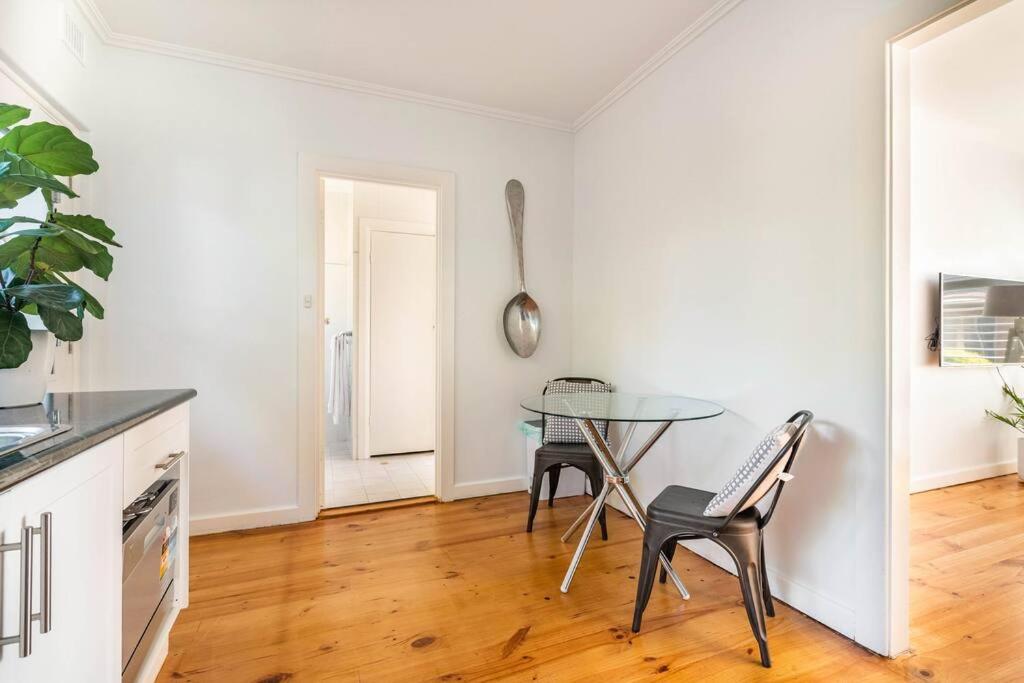 Sams Henley Beach Garden Unit