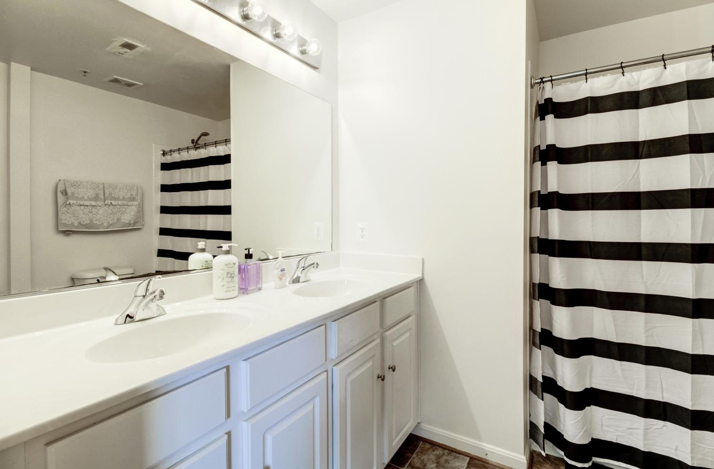 Spacious Washington, D.C. Rowhome w/ free parking! view 4