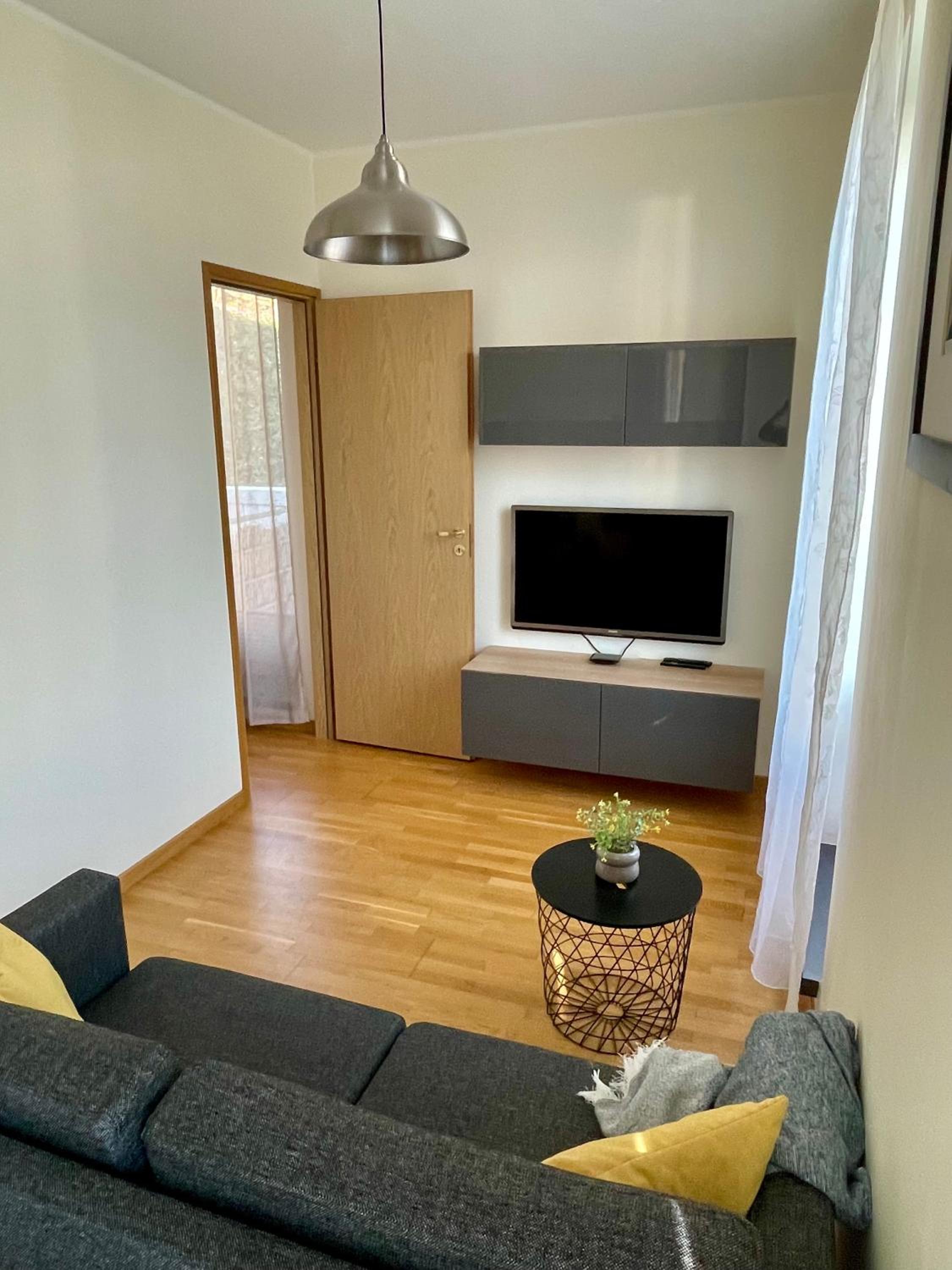 Green Side Apartment