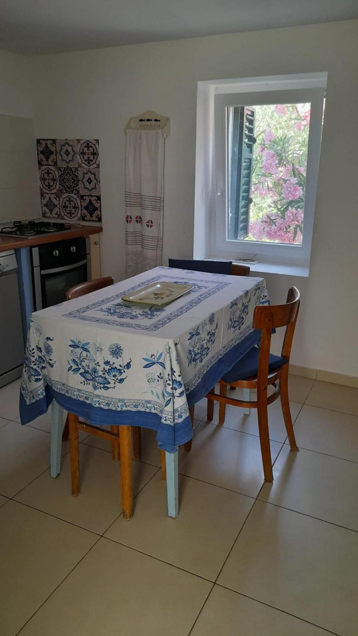 Spacious house in Lukoran with sea view