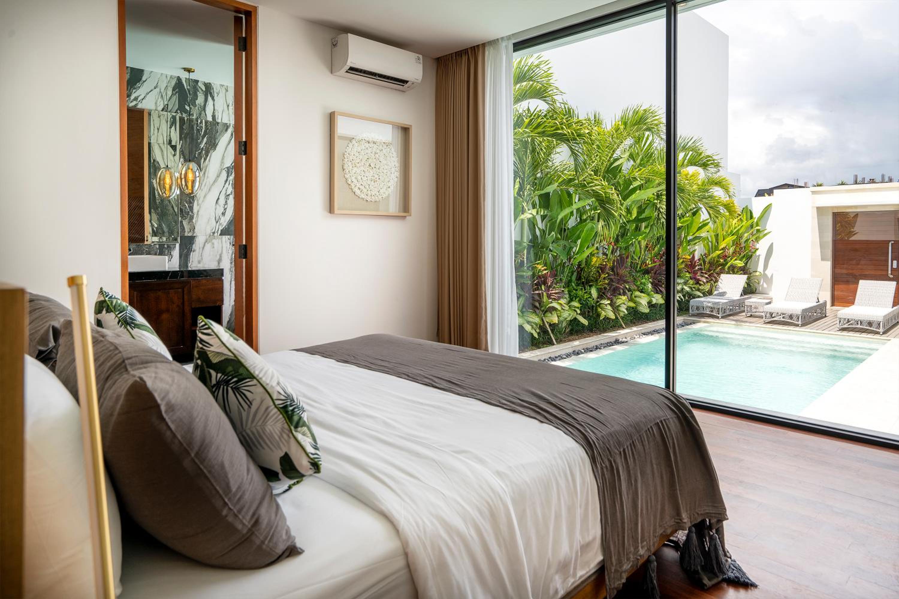 Villa Blue Lagoon (in the Heart of Canggu). — hotel room