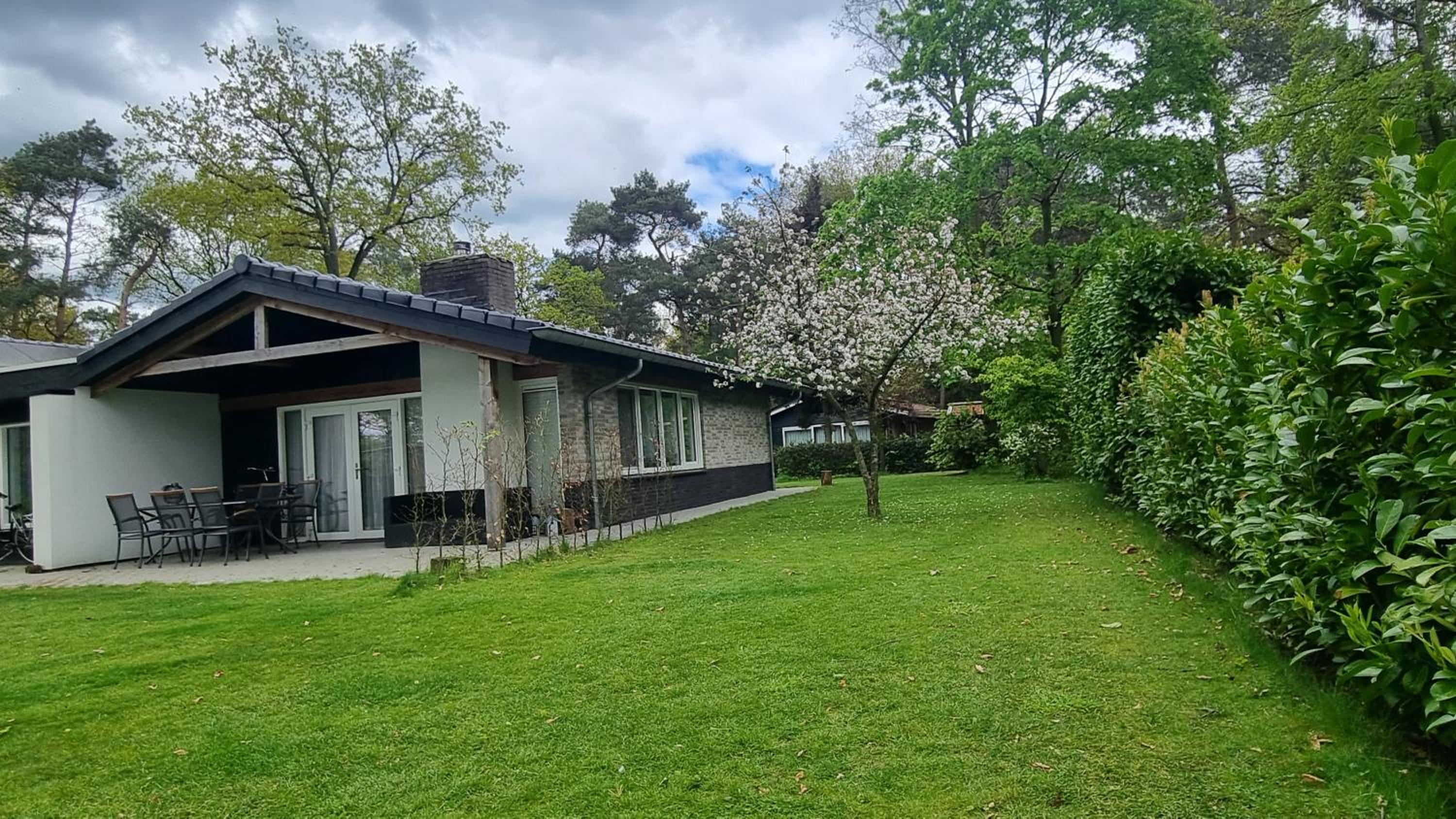 Gezellige, luxe bungalow 't pareltje in het bos in Hardenberg "Rheezerveen"woning 20 view 2