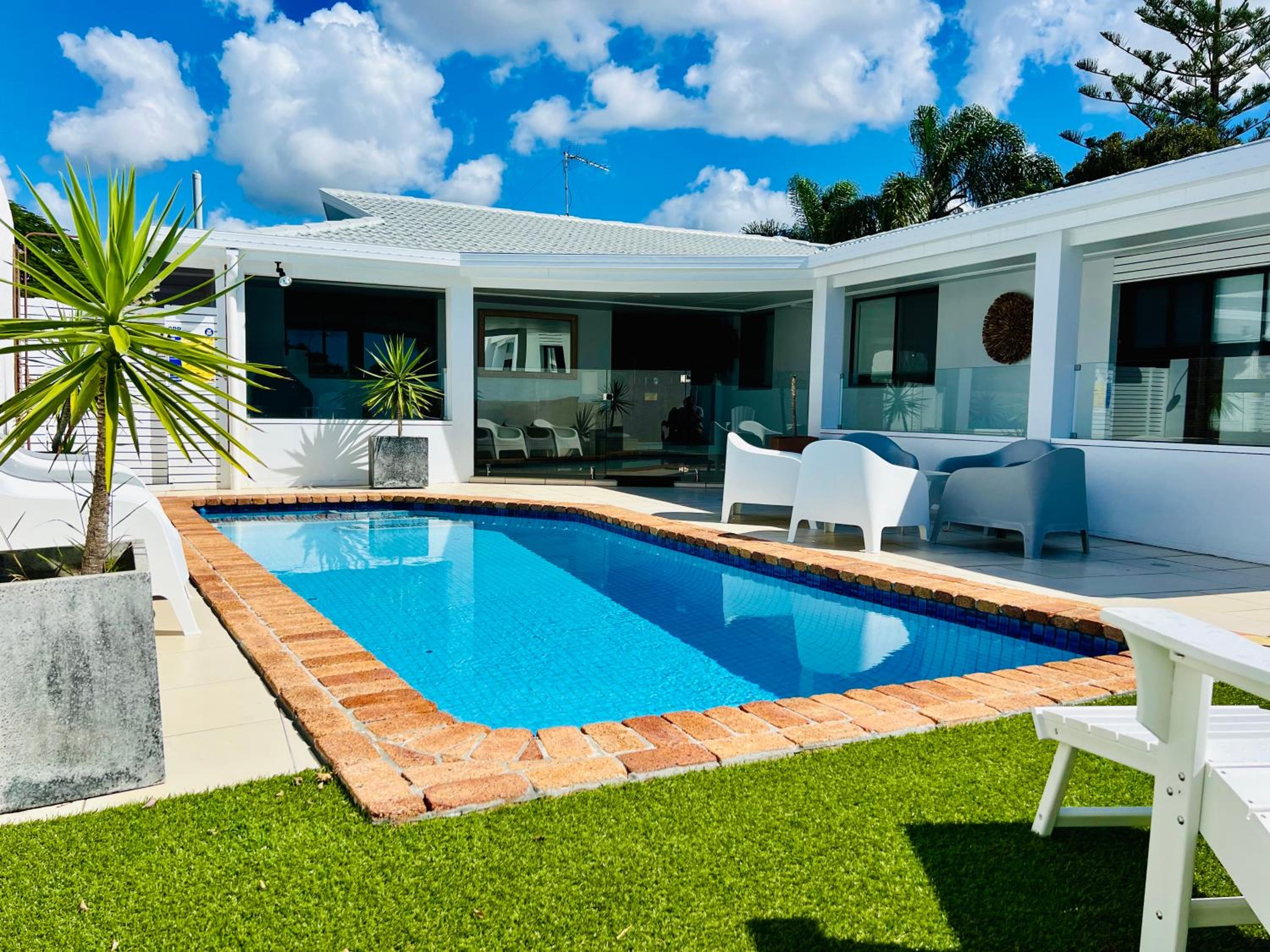 Reflections Broadbeach- Heated Pool! Complete Waterfront Entertainer with Huge Deck, Pool Table and Pontoon