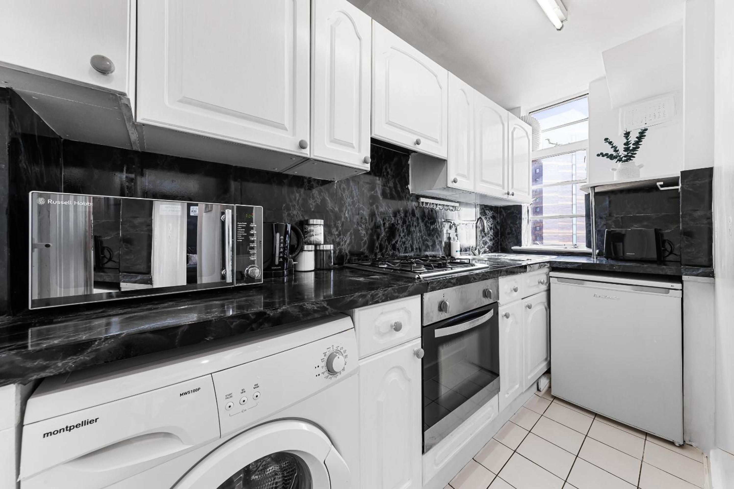 Paddington Station Paradise for up to 4 Guests! Dream Apartment 2 mins walk from Station with extra double Sofa Bed!