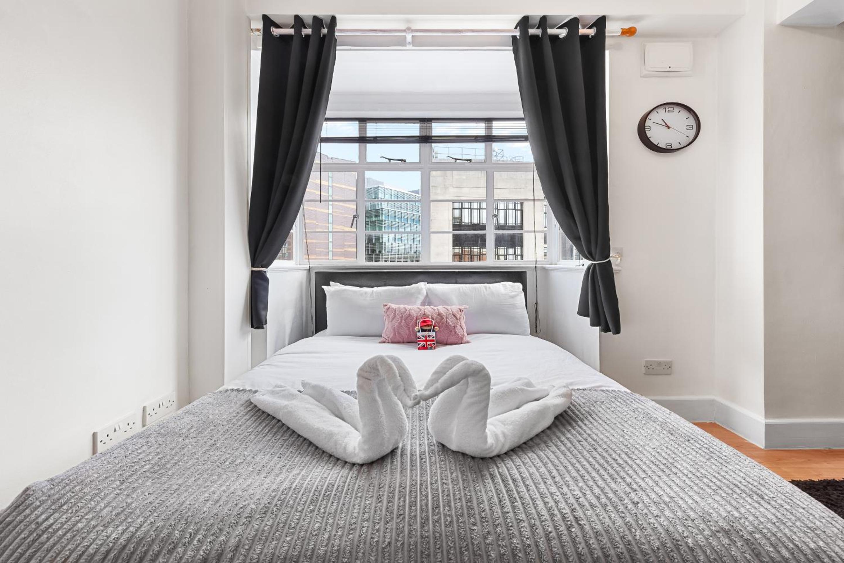 Paddington Station Paradise for up to 4 Guests! Dream Apartment 2 mins walk from Station with extra double Sofa Bed!