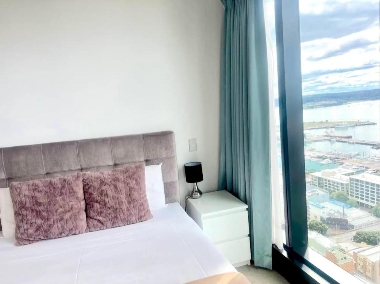 Gorgeous Seaview 2 Bedroom Apartment in Auckland CBD