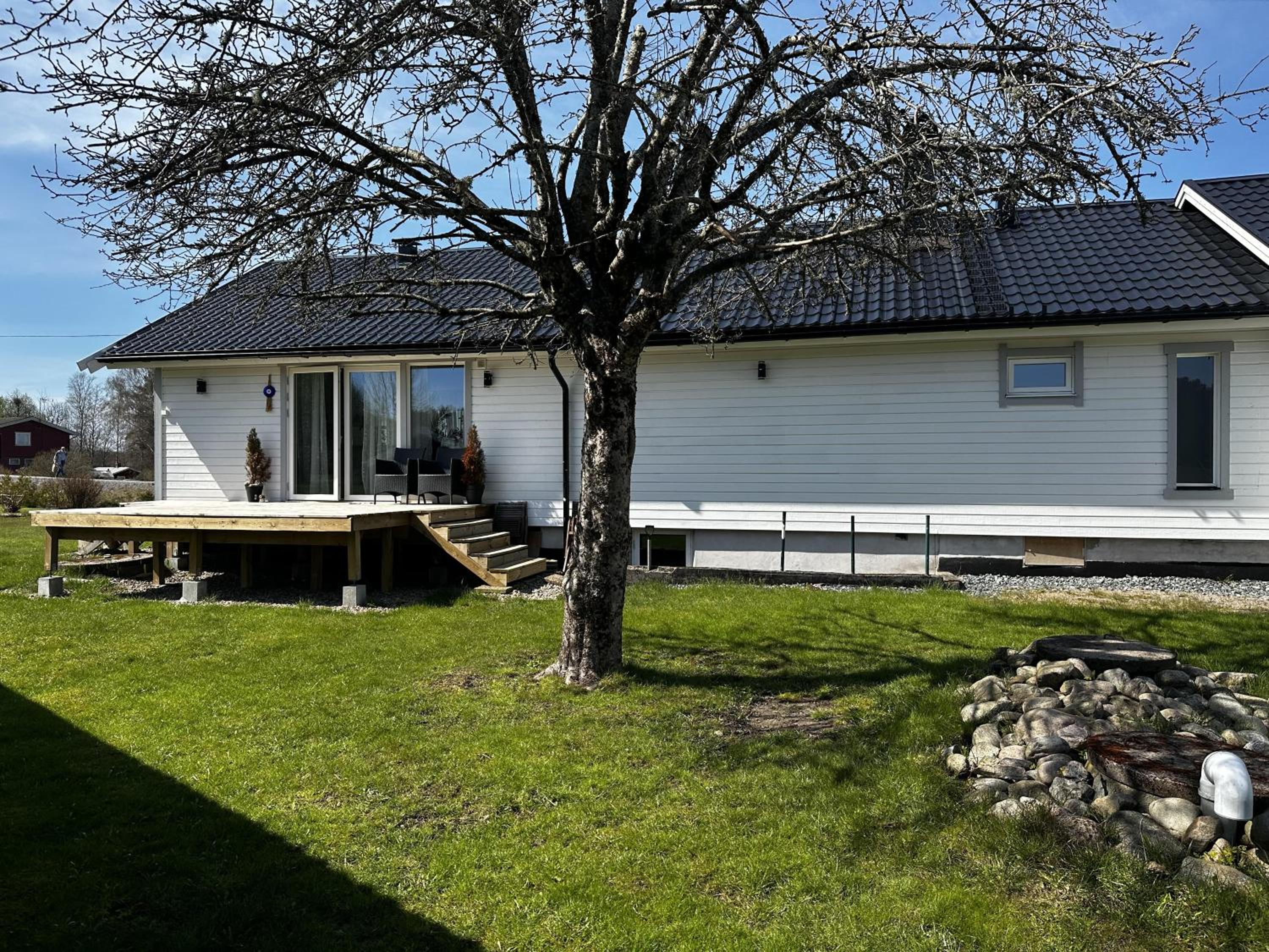Captivating 3-Bed Villa in Halanda with Lake View view 4