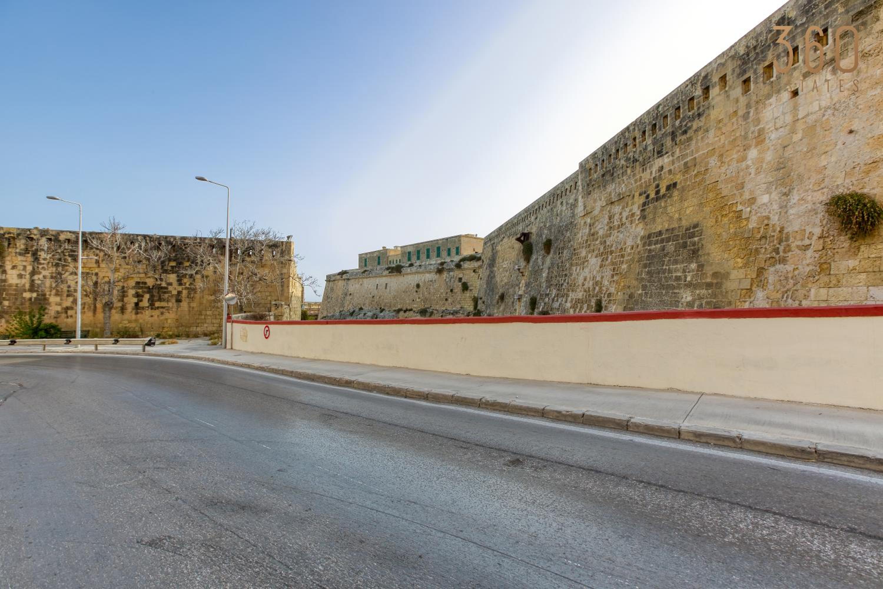 Comfortable 1BR home with Maltese Balcony in Valletta By 360 Estates view 4