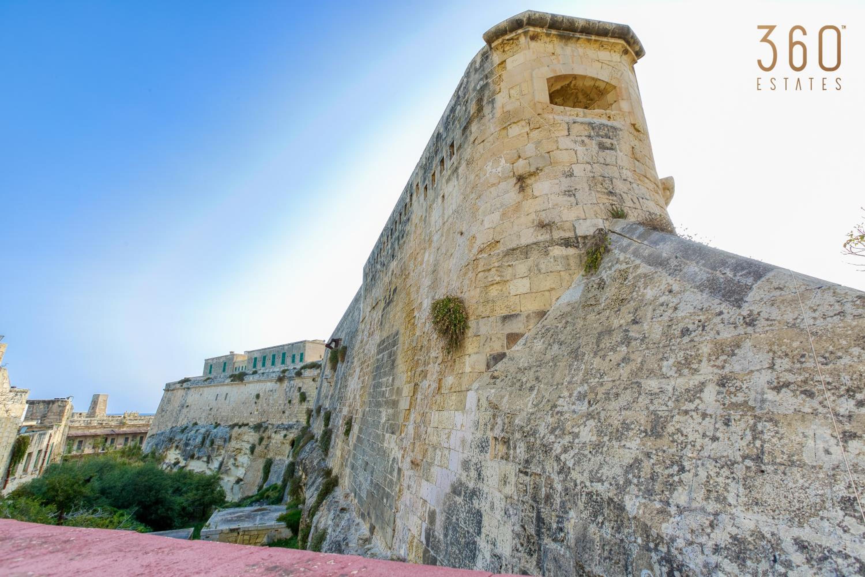 Comfortable 1BR home with Maltese Balcony in Valletta By 360 Estates view 3