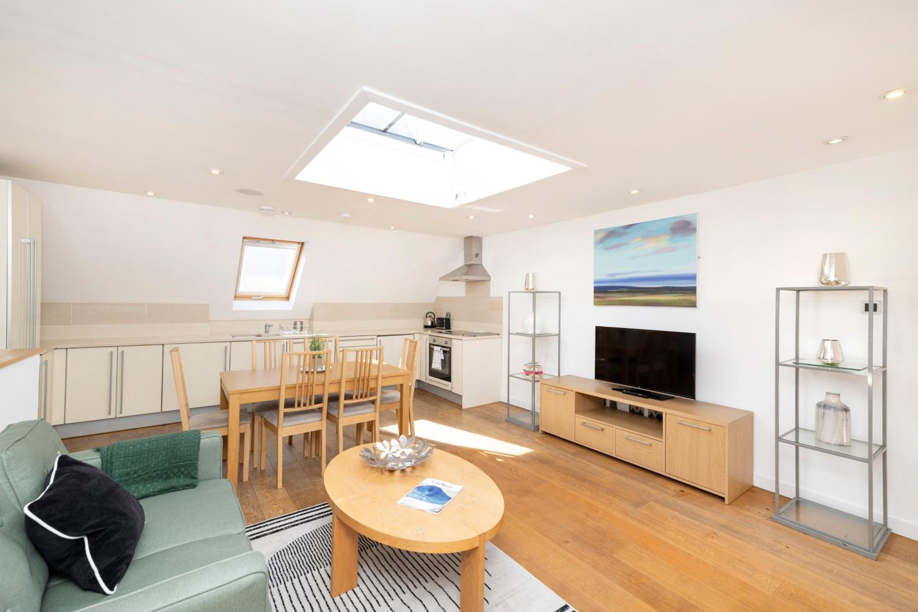 JOIVY Splendid 2-BR Flat near Edinburgh Castle view 5