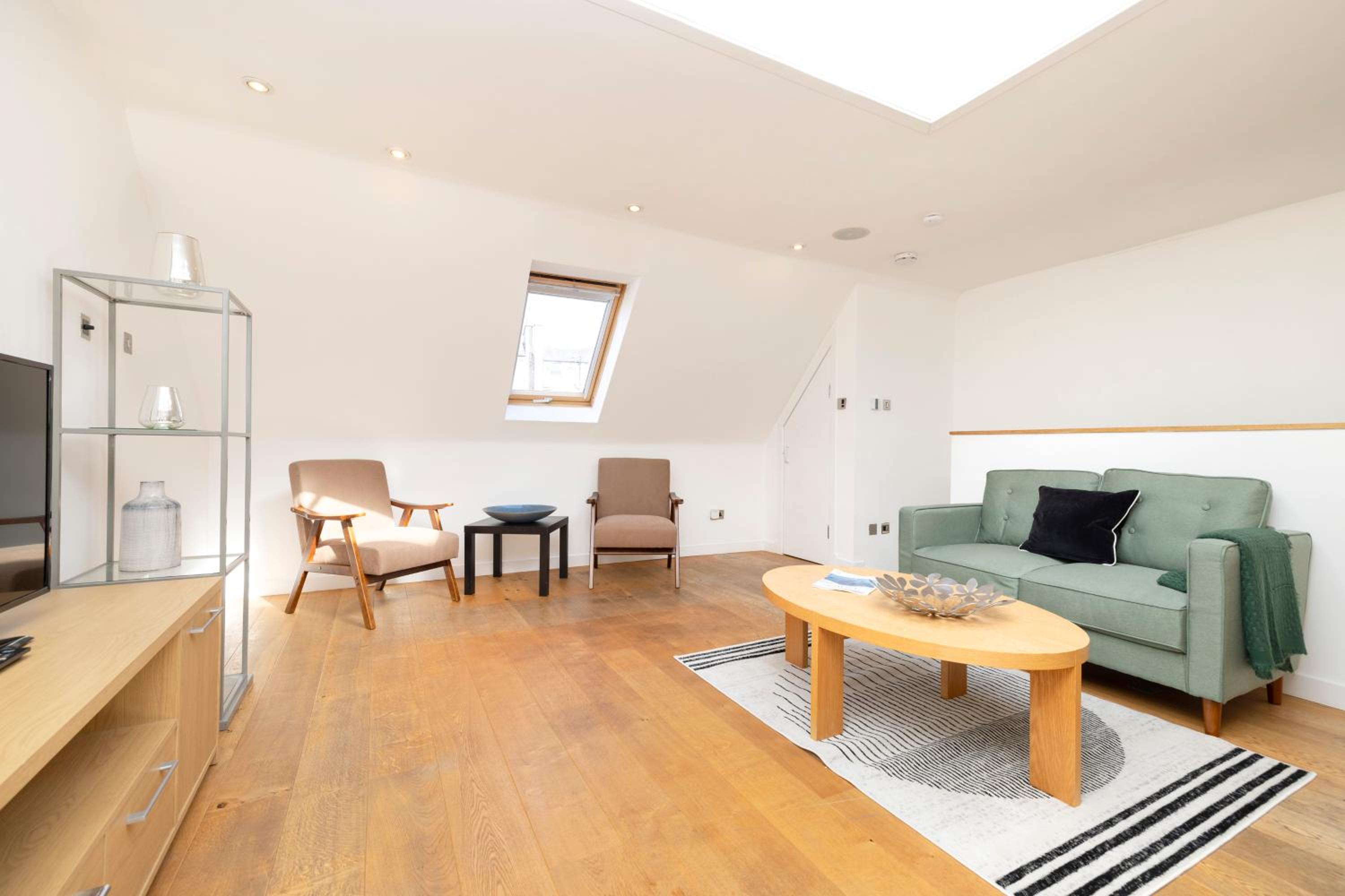 JOIVY Splendid 2-BR Flat near Edinburgh Castle view 3