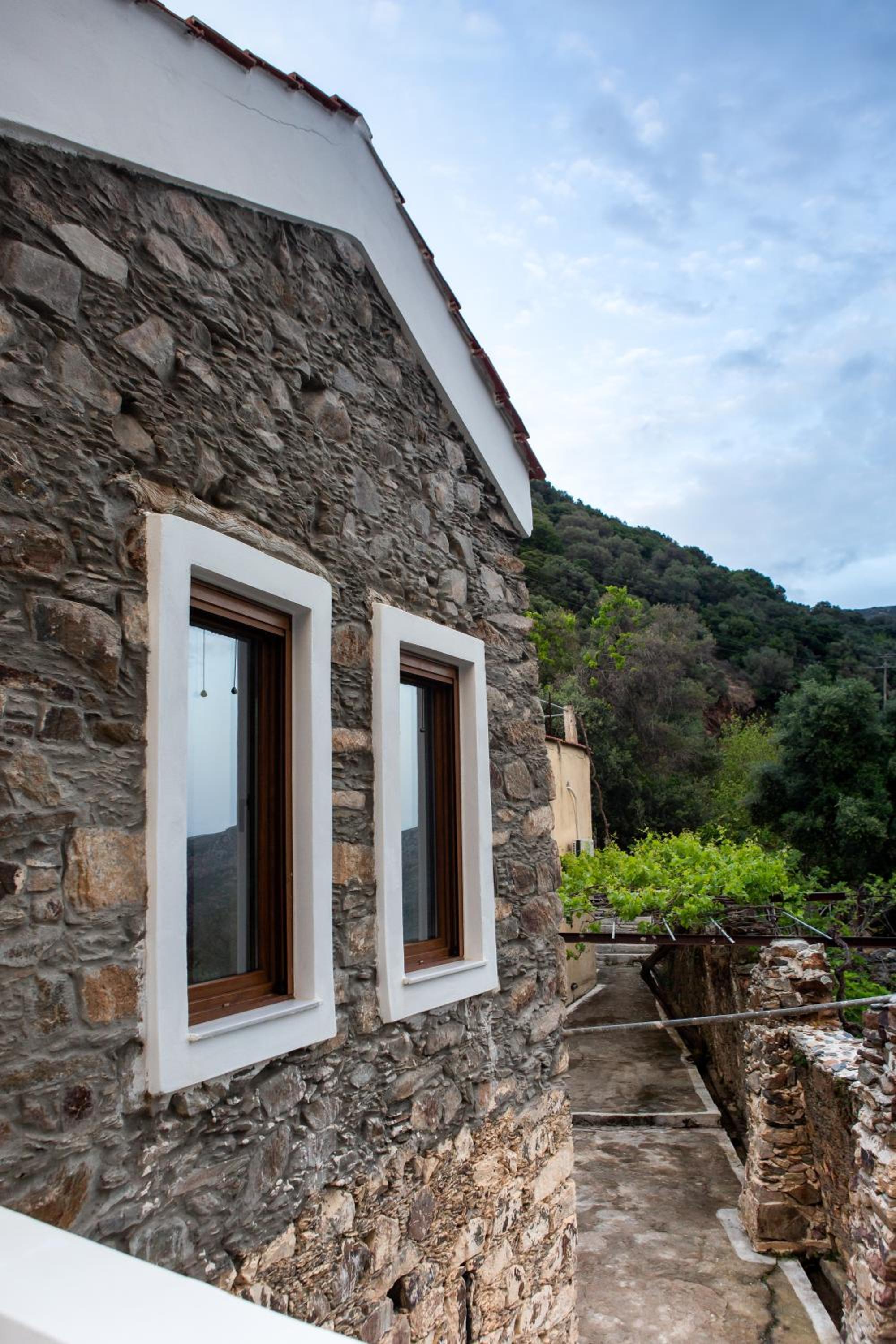 Traditional stone build country house Shale view 3