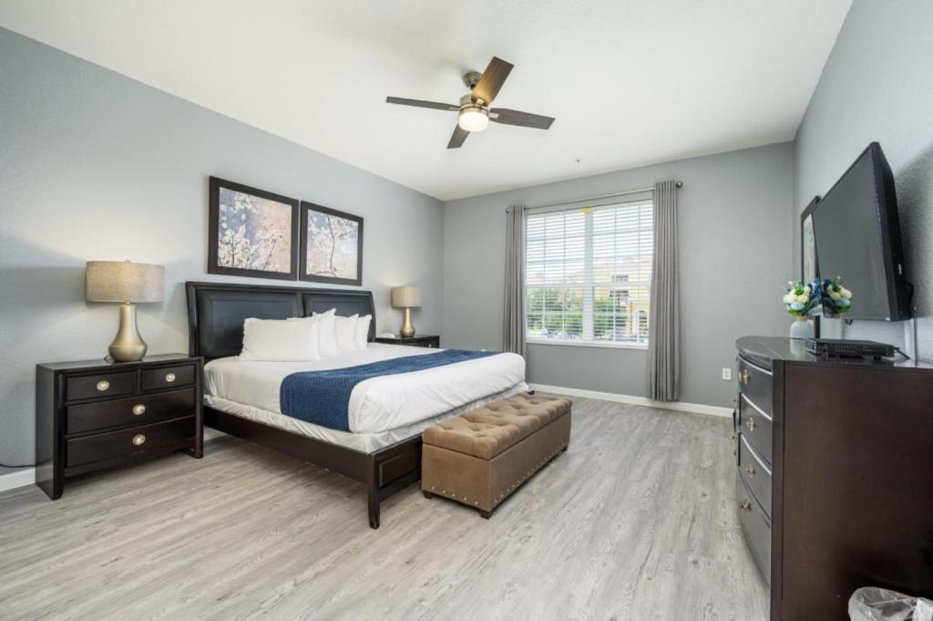 Newly Renovated Premium Condo, Vista Cay - 2002