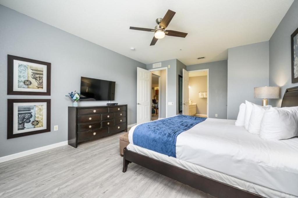 Newly Renovated Premium Condo, Vista Cay - 2002