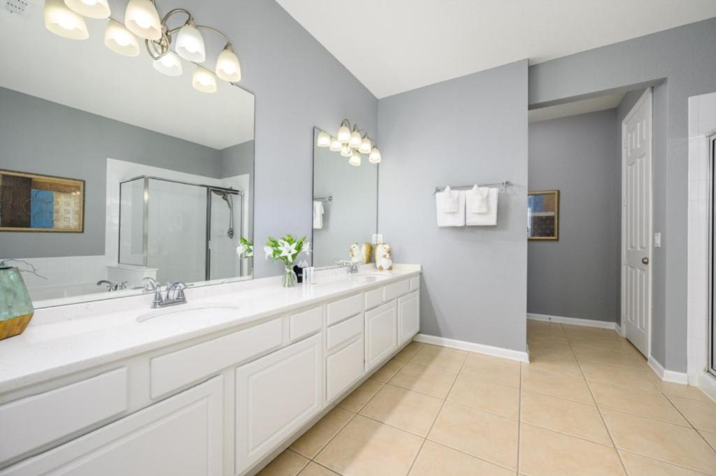 Newly Renovated Premium Condo, Vista Cay - 2002