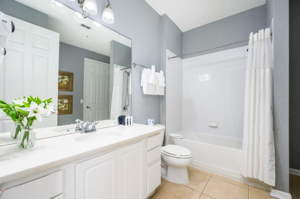 Newly Renovated Premium Condo, Vista Cay - 2002