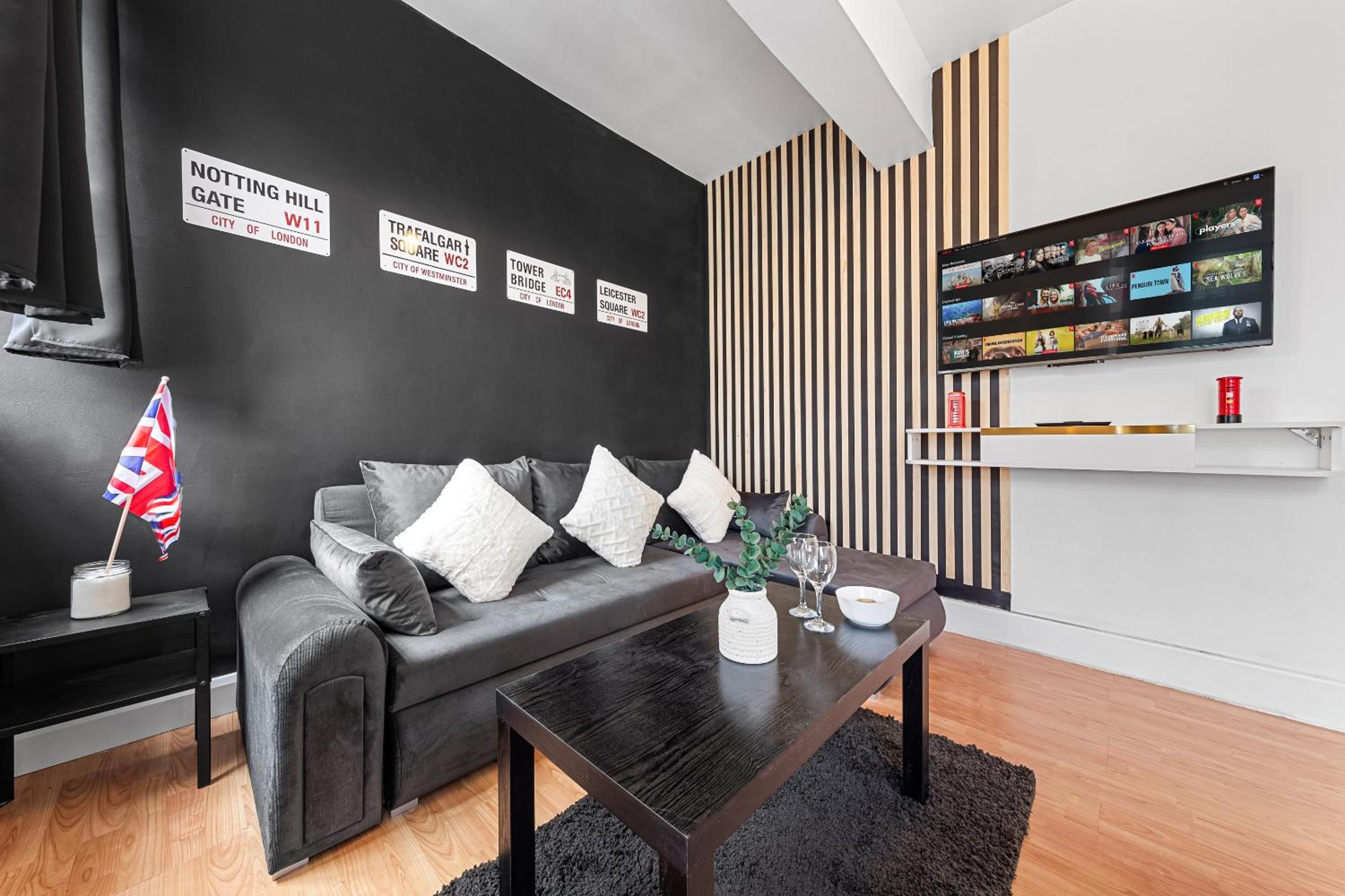Paddington Station Paradise for up to 4 Guests! Dream Apartment 2 mins walk from Station with extra double Sofa Bed!