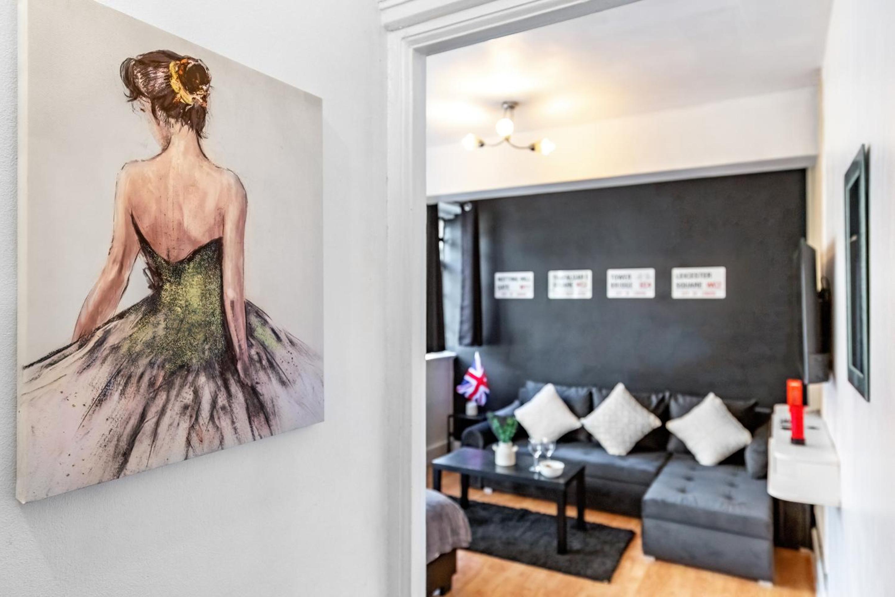 Paddington Station Paradise for up to 4 Guests! Dream Apartment 2 mins walk from Station with extra double Sofa Bed!