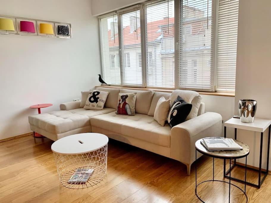 Large 2-BEDROOM Centre Art Apartment