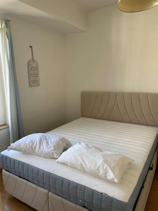 Large 2-BEDROOM Centre Art Apartment