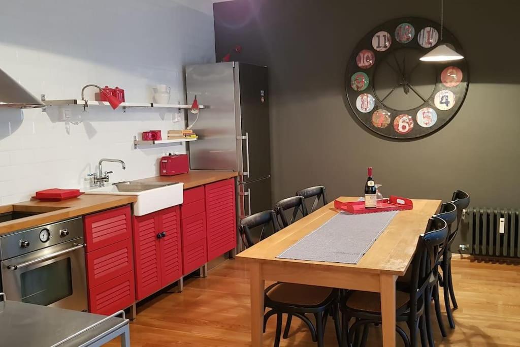 Large 2-BEDROOM Centre Art Apartment