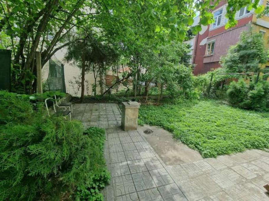 Large 2-BEDROOM Centre Art Apartment