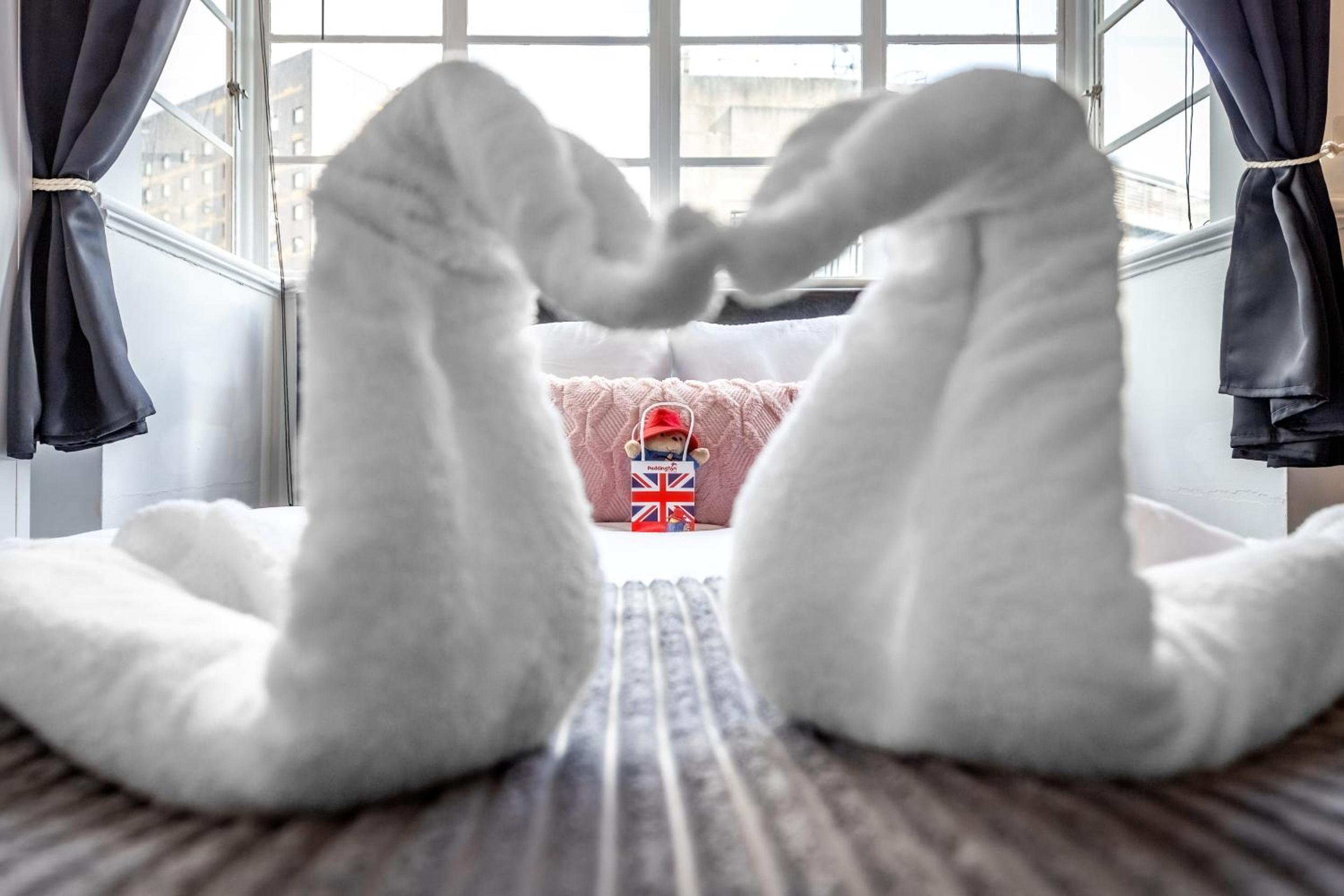 Paddington Station Paradise for up to 4 Guests! Dream Apartment 2 mins walk from Station with extra double Sofa Bed!