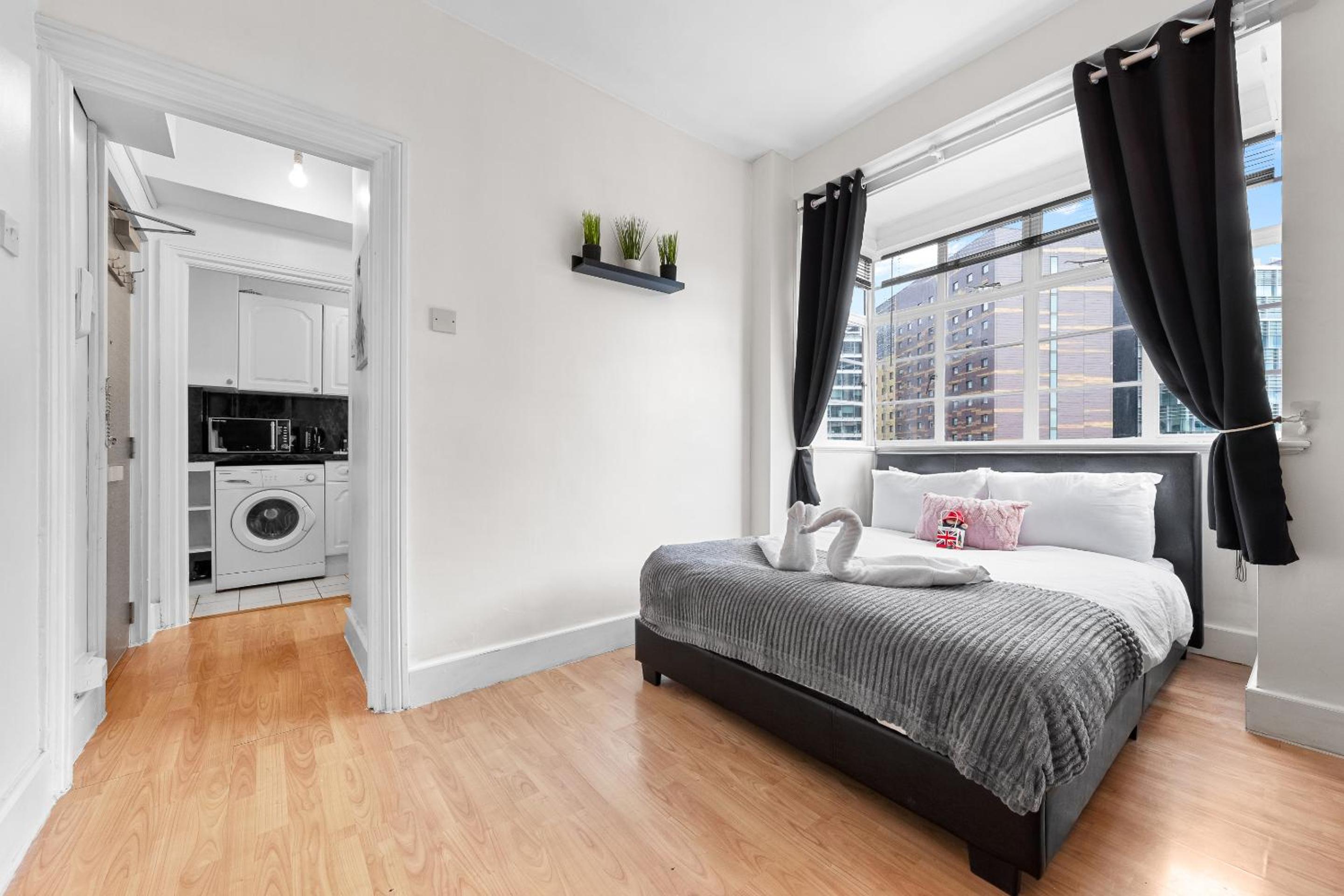 Paddington Station Paradise for up to 4 Guests! Dream Apartment 2 mins walk from Station with extra double Sofa Bed!